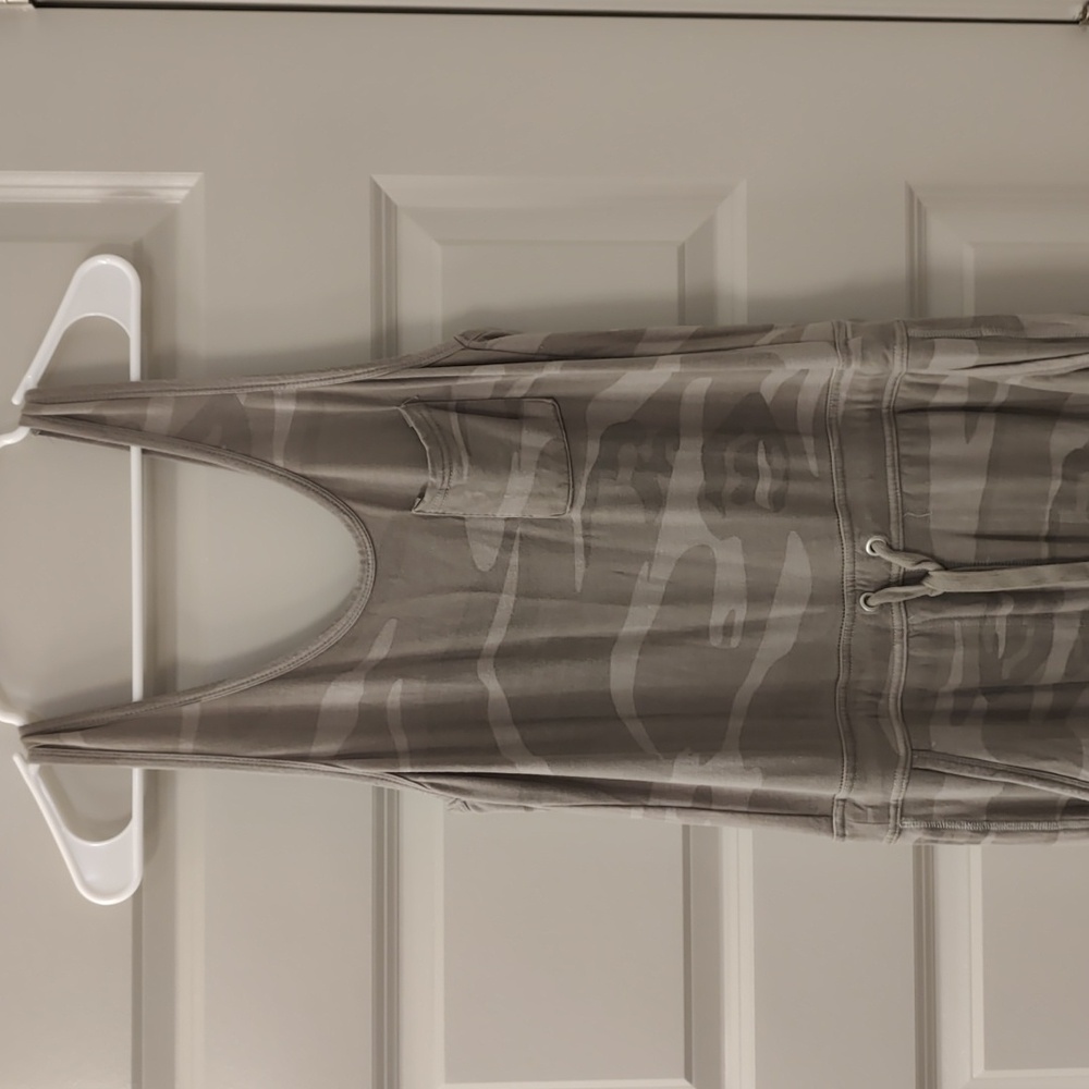 Camouflage sleeveless pant jumpsuit/jumper with tie waist and 2 pockets size sm